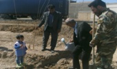 کاشت ۴۰۰ اصله نهال مثمر با حضور مسئولین شهرستان قاینات در بلوار سیمان