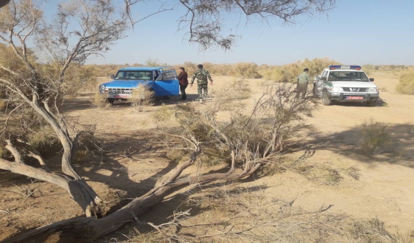 خودروی حمل 500 کیلوگرم چوب تاغ قاچاق توقیف شد