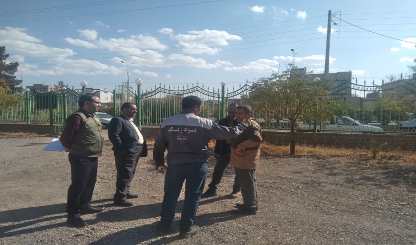 جلسه در خصوص وضعیت محوطه سازی اداره با کارشناس عمران شهرستان