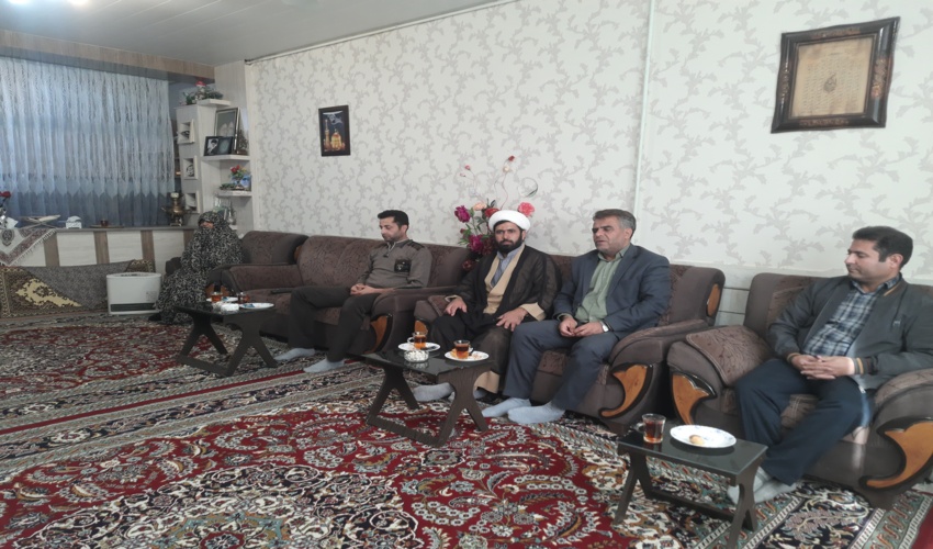 به مناسبت هفته بسیج با خانواده سردار شهید حاج ابراهیم خزاعی دیدار و ادای احترام صورت گرفت.