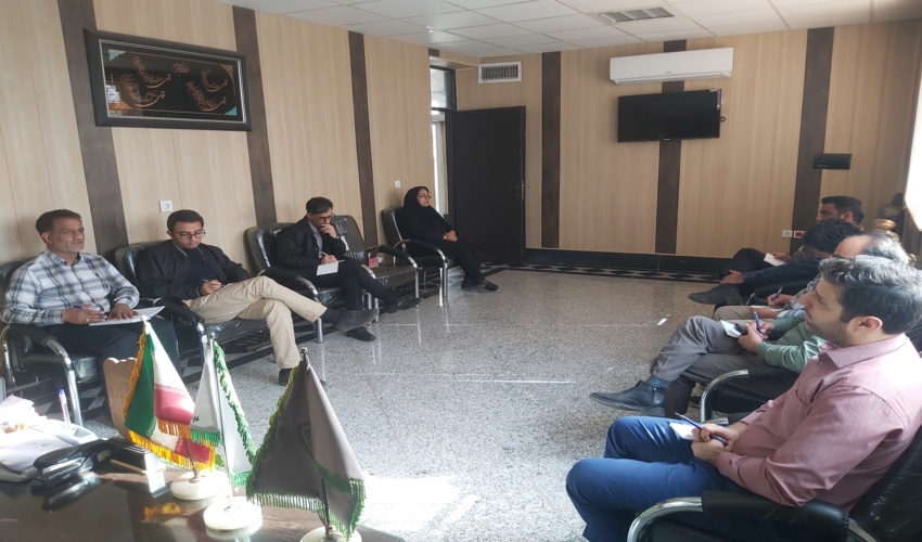 برگزاری جلسه عمومی با همکاران در اتاق ریاست