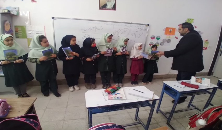 اهدای هدیه به همیاران طبیعت دانش آموزی 