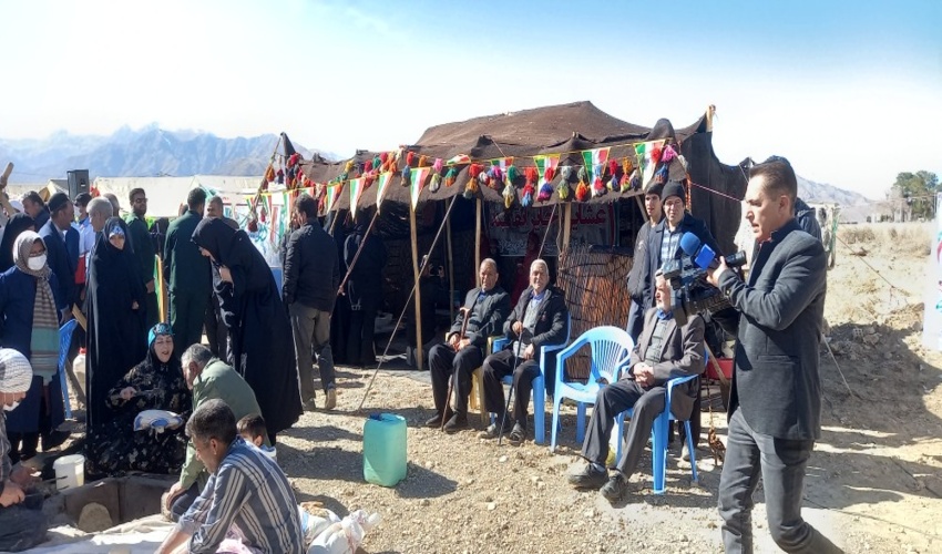 نصب پارچه و بنر  در درب ورودی اداره 