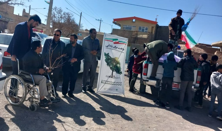 توزیع رایگان 200 اصلحه نهال (گل محمدی و بادام )به یاد شهدای شهرستان سربیشه 