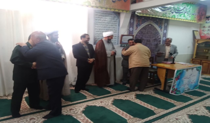 کاشت نهال مثمر در محوطه فرمانداری 