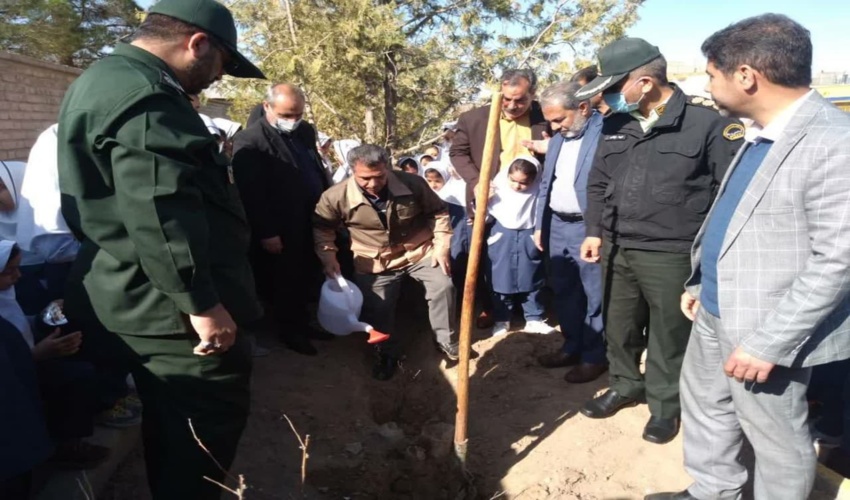 کاشت درخت در مدرسه شهید ناظری