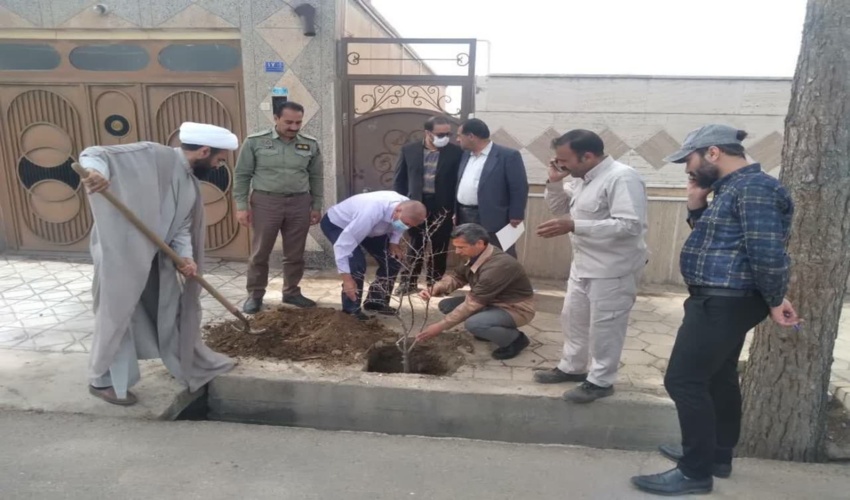  غرس نهال در خانه جانباز اداره