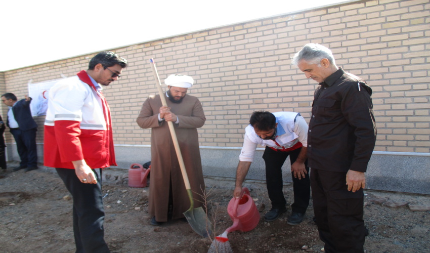 غرس نهال در پایگاه هلال احمر شاد روان مزینی 