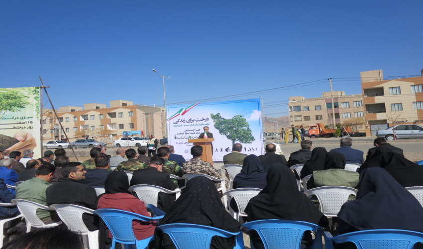 بیش از 200 اصله نهال در بلوار شهید همت غرس شد 