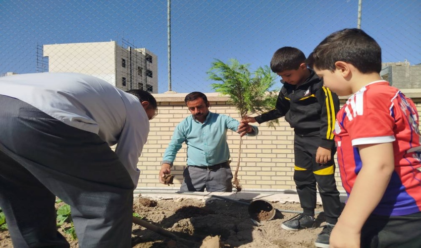 دانش آموزان سال تحصیلی را با غرس نهال آغاز کردند .
