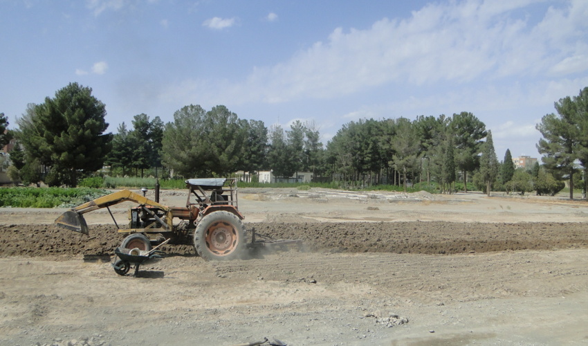 بیش از 2000 متر مربع از اراضی برای کاشت تسطیح شد .