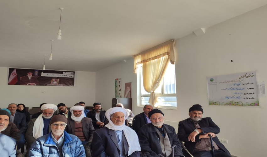 جمع کثیری از بهره برداران در دوره های آموزشی منابع طبیعی شرکت کردند .