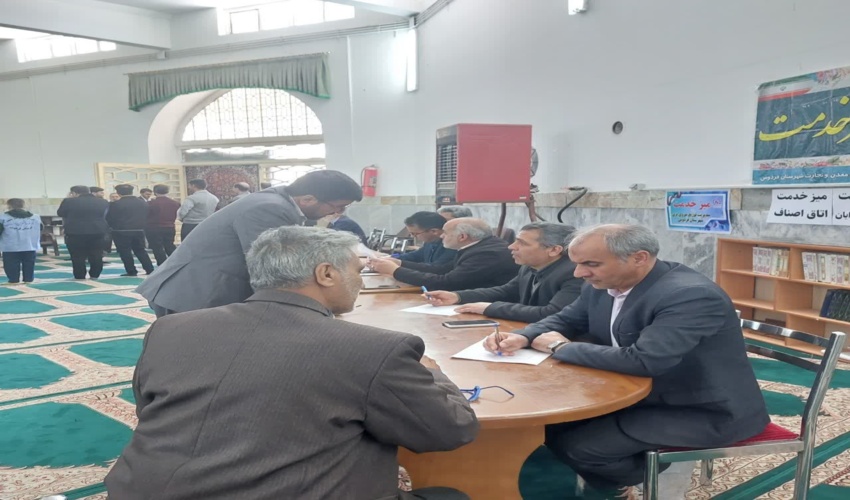 شرکت در میز خدمت نماز جمعه فردوس