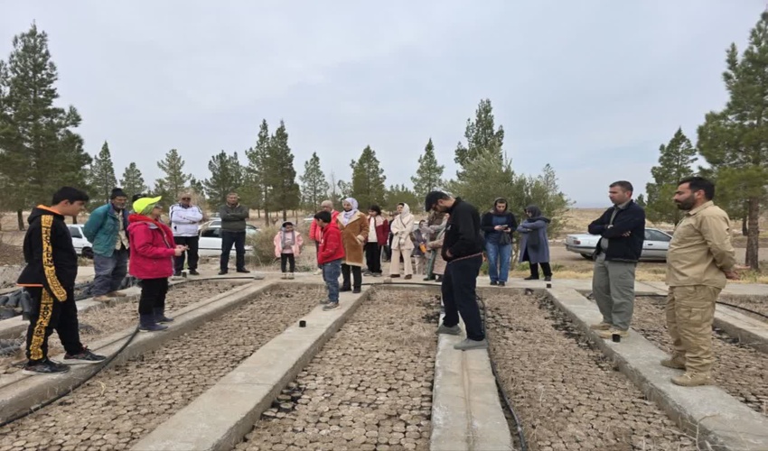 بازدید اعضای سازمان‌های مردم‌نهاد فعال در حوزه منابع طبیعی و محیط زیست از ایستگاه تولید نهال خور