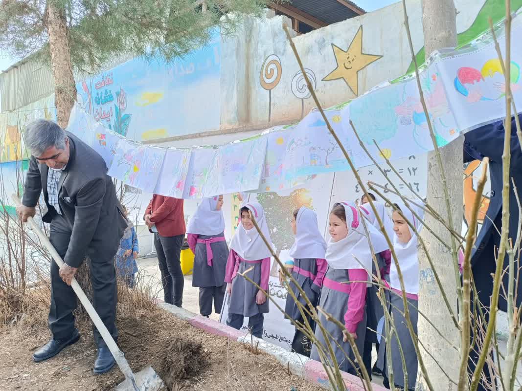 نواختن زنگ سبز و غرس نهال به مناست آغاز هفته منابع طبیعی در شهرستان خاتم